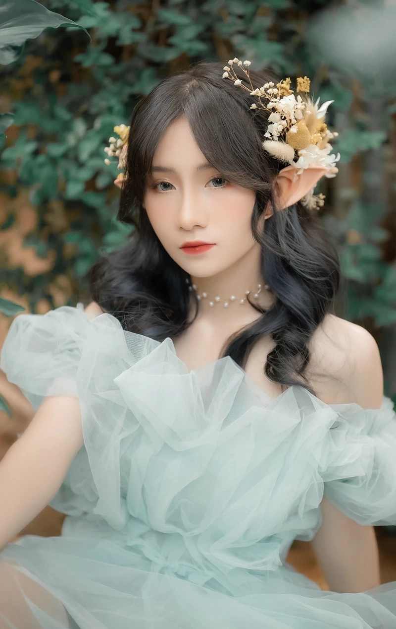 Hình ảnh gái văn phòng mang giày cao gót, thể hiện sự năng động và mạnh mẽ