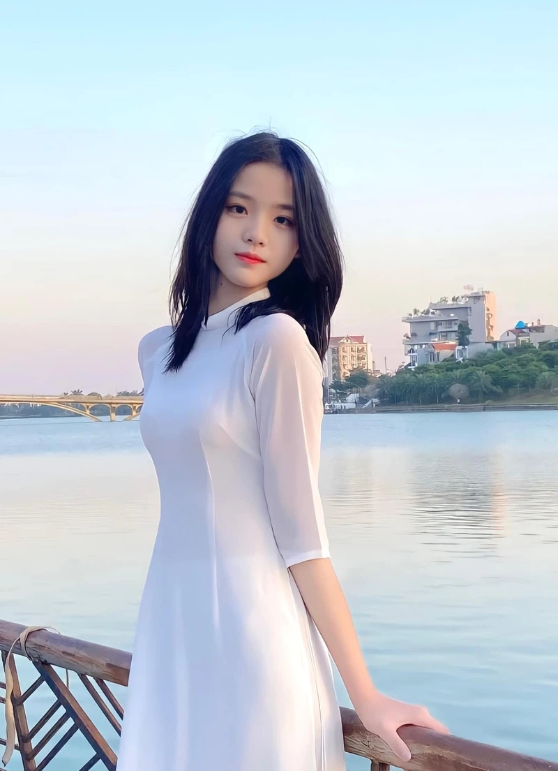 Ảnh gái văn phòng xử lý tài liệu, làm việc cẩn thận và tỉ mỉ