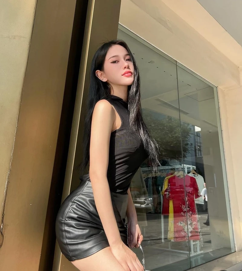 Hình ảnh cô gái văn phòng mặc váy công sở, thể hiện sự nữ tính và thanh lịch