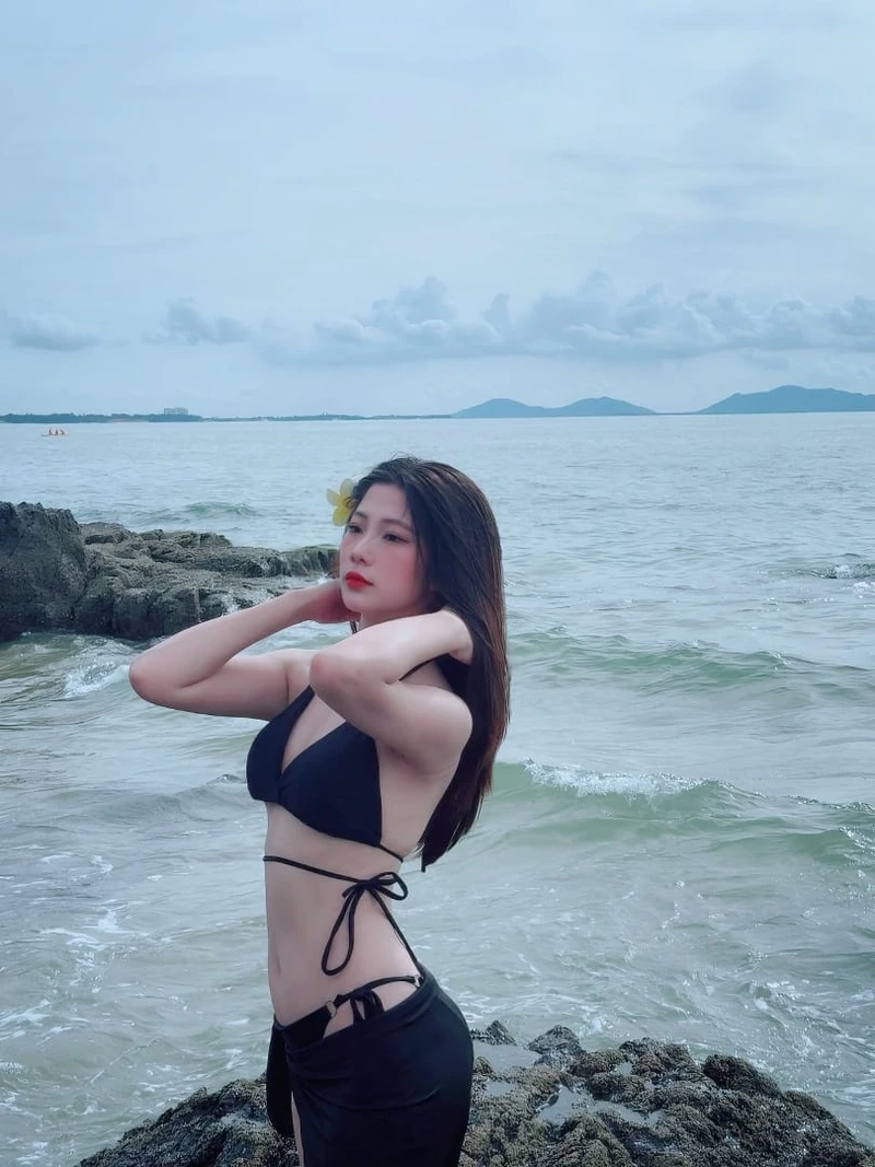 Ảnh gái văn phòng với áo sơ mi trắng, mang đến vẻ đẹp đơn giản và lịch sự