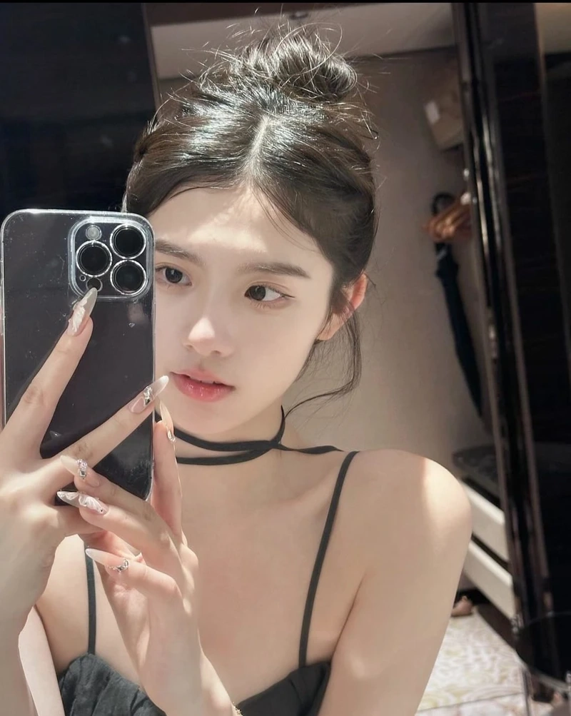 Hình ảnh gái văn phòng tại quầy lễ tân, chào đón khách hàng với nụ cười tươi