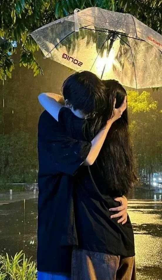 Hình nền ôm nhau cho máy tính, dễ thương và đầy tình cảm