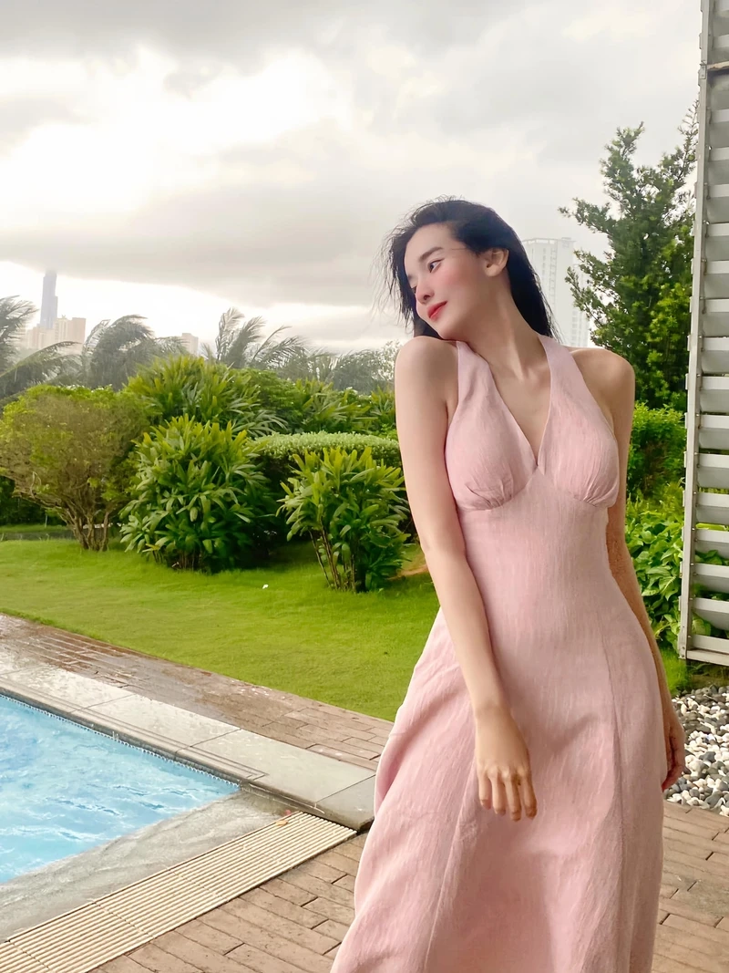Thái Hà bikini với những hình ảnh trẻ trung cuốn hút
