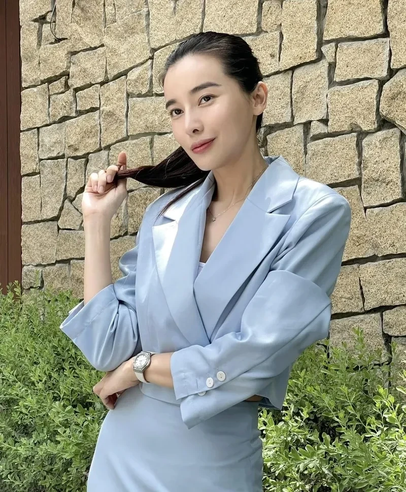 Cao Thái Hà mặc đồ tắm với hình ảnh đầy tươi trẻ