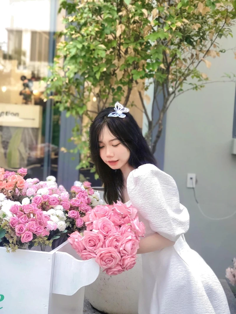 Gái xinh 2k6 tóc dài xinh đẹp, duyên dáng và cuốn hút