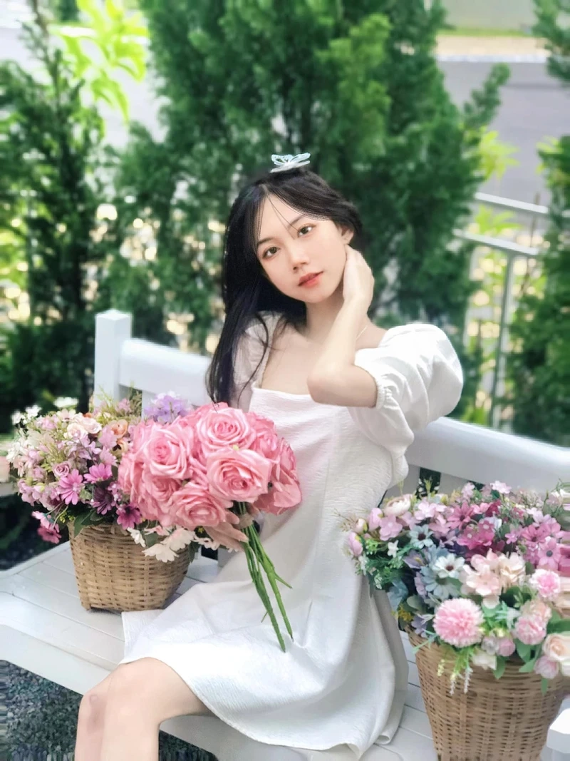 Gái xinh mặc váy ngắn sexy, mang lại vẻ đẹp gợi cảm, quyến rũ