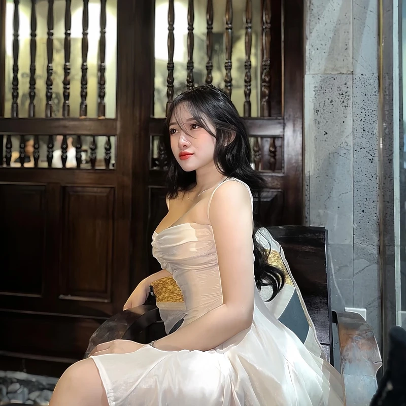 Gái xinh mặc váy siêu ngắn khoe vẻ đẹp cuốn hút và tươi trẻ