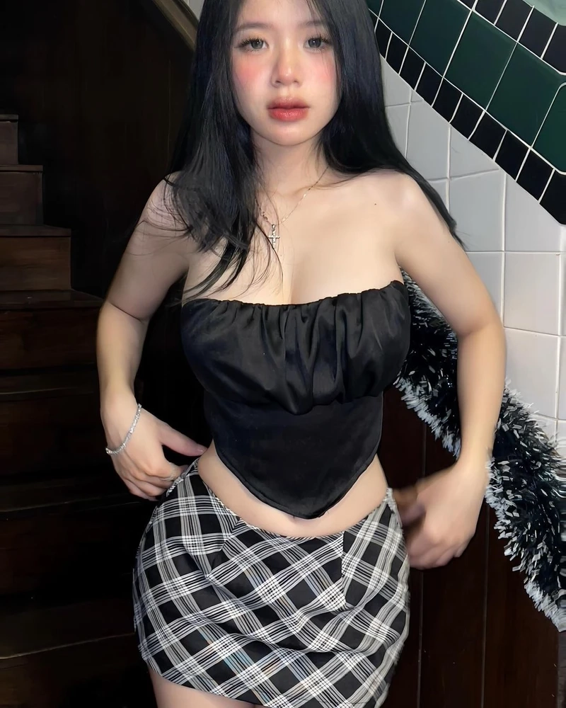 Hình ảnh gái xinh vú to thể hiện sự quyến rũ đầy cuốn hút