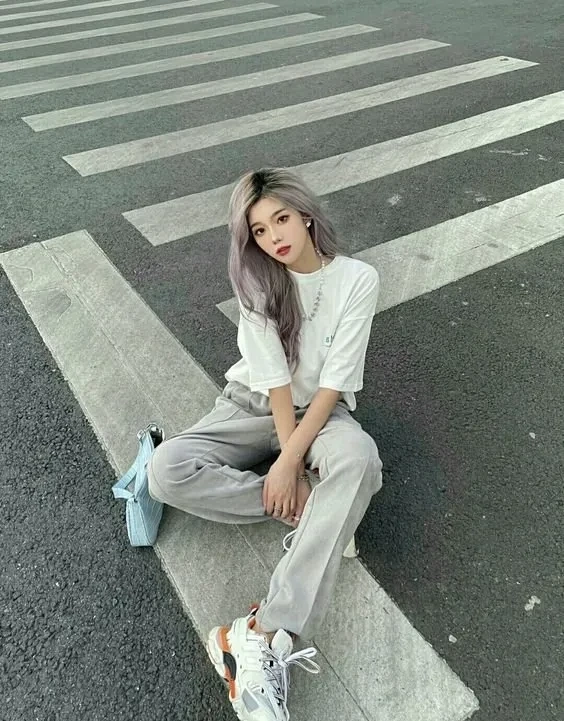 Gái đẹp chụp hình với vẻ ngoài quyến rũ và hấp dẫn