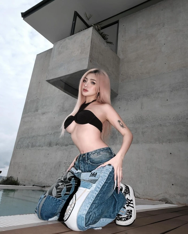 Ảnh gái xinh mặc bikini đi biển che mặt, giữ lại sự bí ẩn và quyến rũ