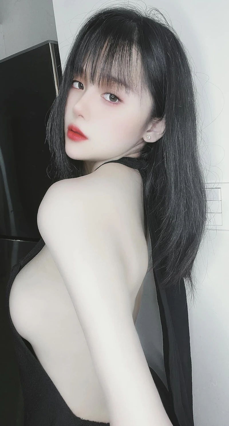 Ảnh mạng chụp dáng trước gương, thể hiện vẻ đẹp tự nhiên trong từng góc chụp