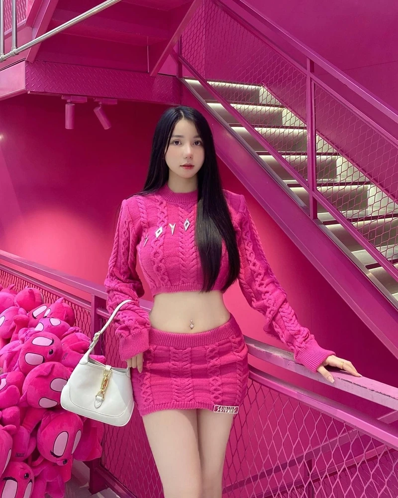 Tiktok gái đẹp mặc váy bikini tỏa sáng với sự tự tin nổi bật