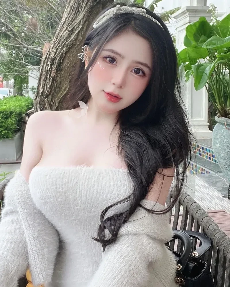 Gái đẹp nhảy tiktok thể hiện sự quyến rũ và tự tin trong từng chuyển động