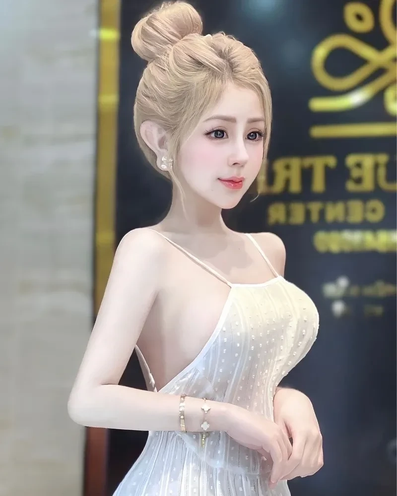 Gái tiktok show hàng với những hình ảnh trẻ trung và rạng rỡ