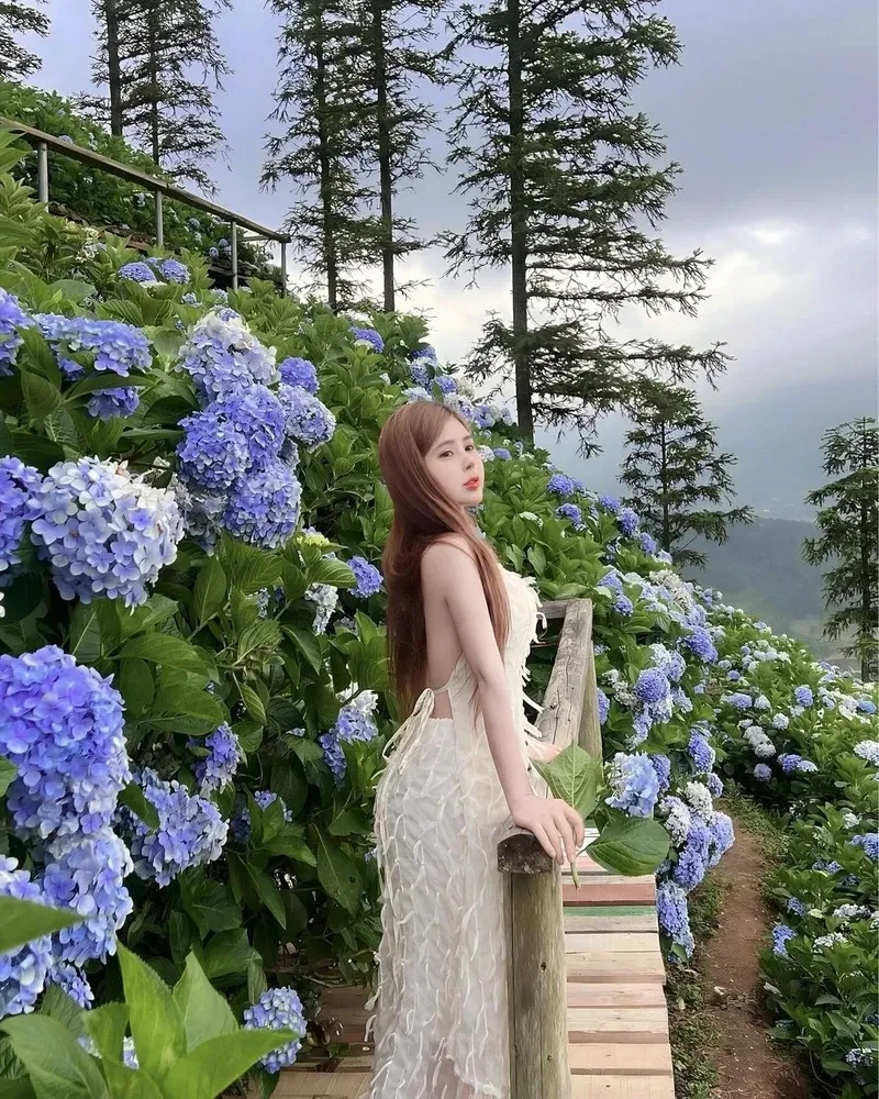 Gái xinh tiktok show hàng với nét đẹp cuốn hút và trẻ trung