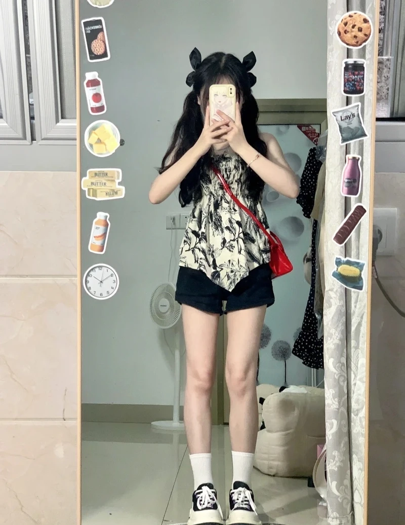 Ảnh cô gái che mặt với ánh sáng hài hòa và thần thái nhẹ nhàng