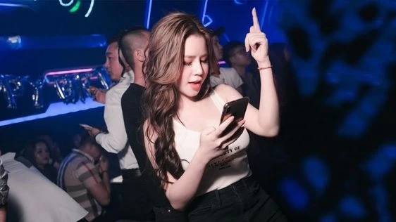 Nhac ngam gai xinh với âm thanh nhẹ nhàng và nét đẹp cuốn hút