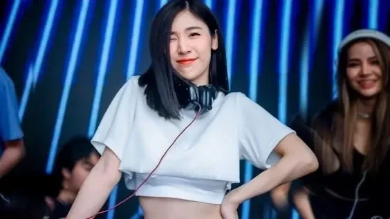 Anh gai mac bi ki ni với nét đẹp trẻ trung và phong thái cuốn hút