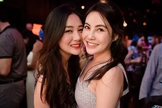 Gái xinh che mặt mặc bikini với phong thái trẻ trung và tự nhiên