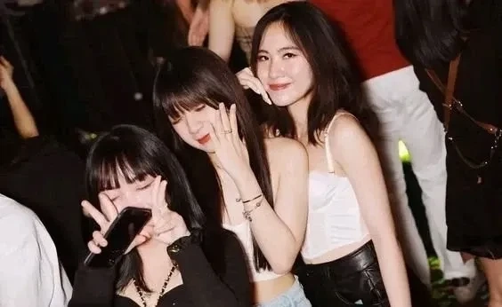 Gái xinh trong bar làm nổi bật nét đẹp hiện đại và phong cách riêng