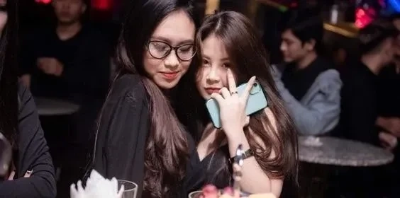 Gái xinh nhảy bar với phong thái năng động và nét đẹp cuốn hút