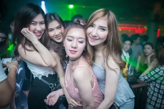 Ảnh gái bar đẹp thể hiện sự trẻ trung và phong cách hiện đại