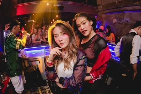 Ảnh gái xinh đi bar làm nổi bật thần thái và phong cách riêng biệt