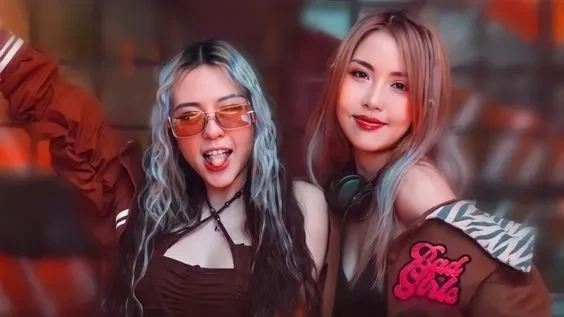 Gái xinh nhảy trong bar với phong thái trẻ trung và sự tự nhiên