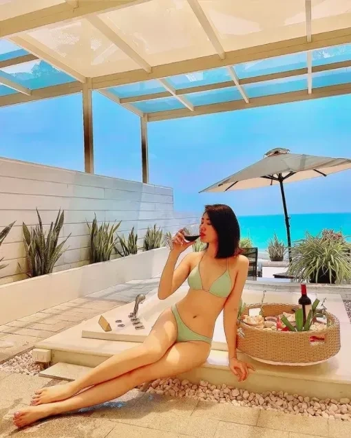 bikini thuý ngân khoe vẻ đẹp gợi cảm trên bãi biển