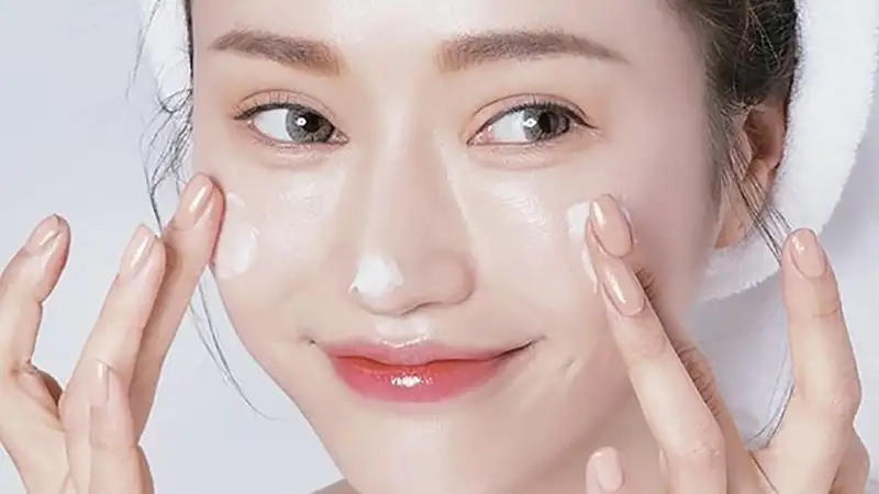 Sử dụng serum và kem đặc trị chuyên sâu