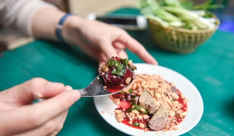 Kinh nghiệm phòng tránh tác hại ăn tiết canh hiệu quả