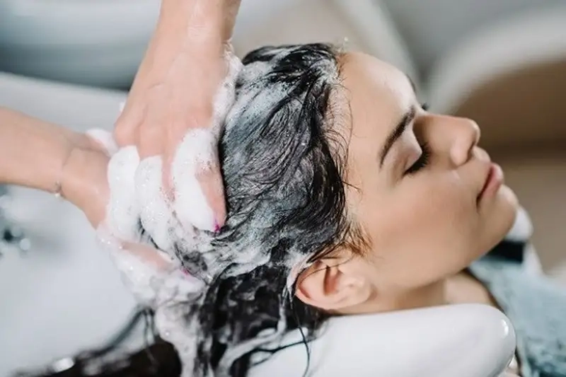 Kinh nghiệm bảo vệ tóc khi gội đầu