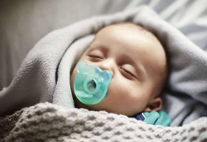 Kinh nghiệm hạn chế tác hại ngậm ti giả