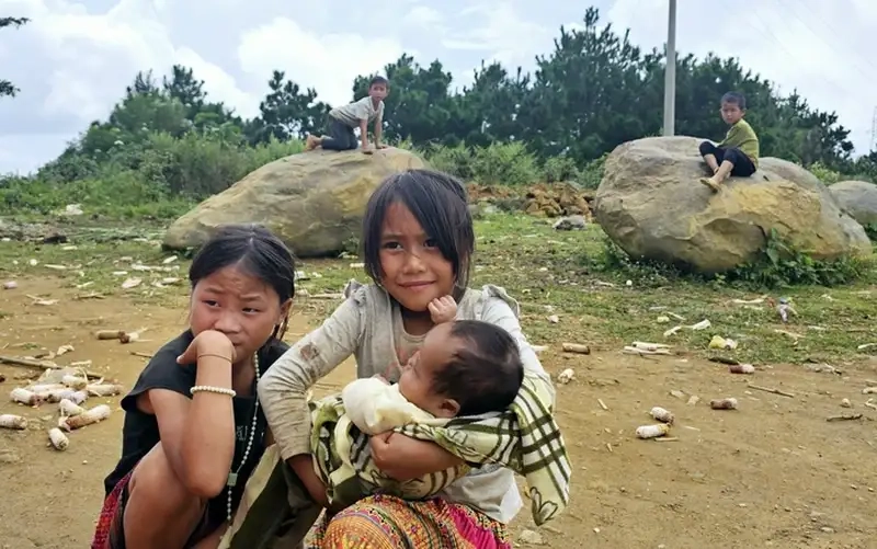 Áp lực tâm lý và mối quan hệ xã hội căng thẳng