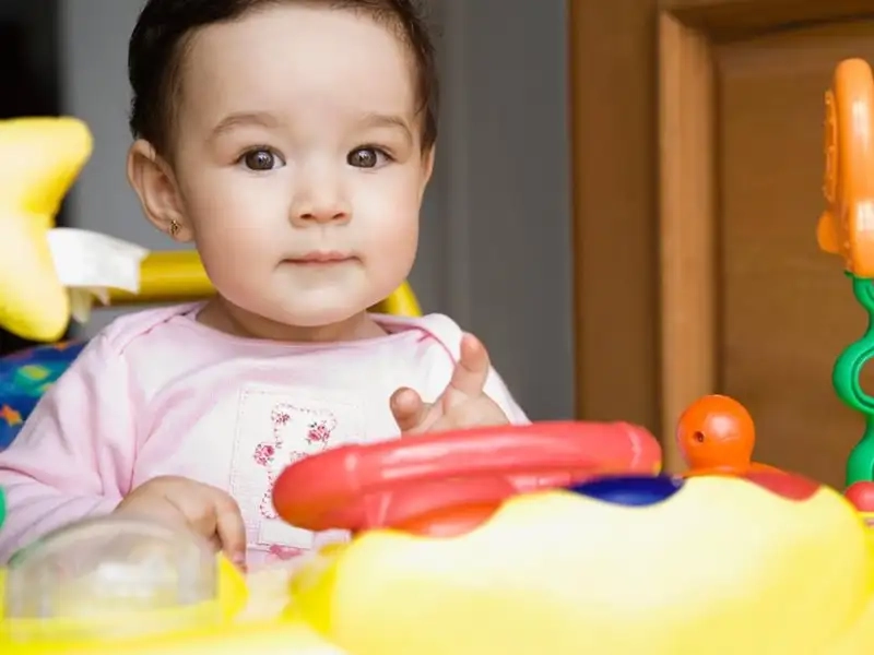 Nguy cơ tai nạn và rủi ro khi dùng xe tròn tập đi