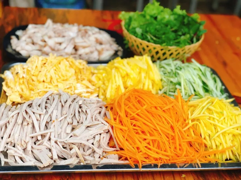 Món cuốn thập cẩm đầy đủ rau thịt