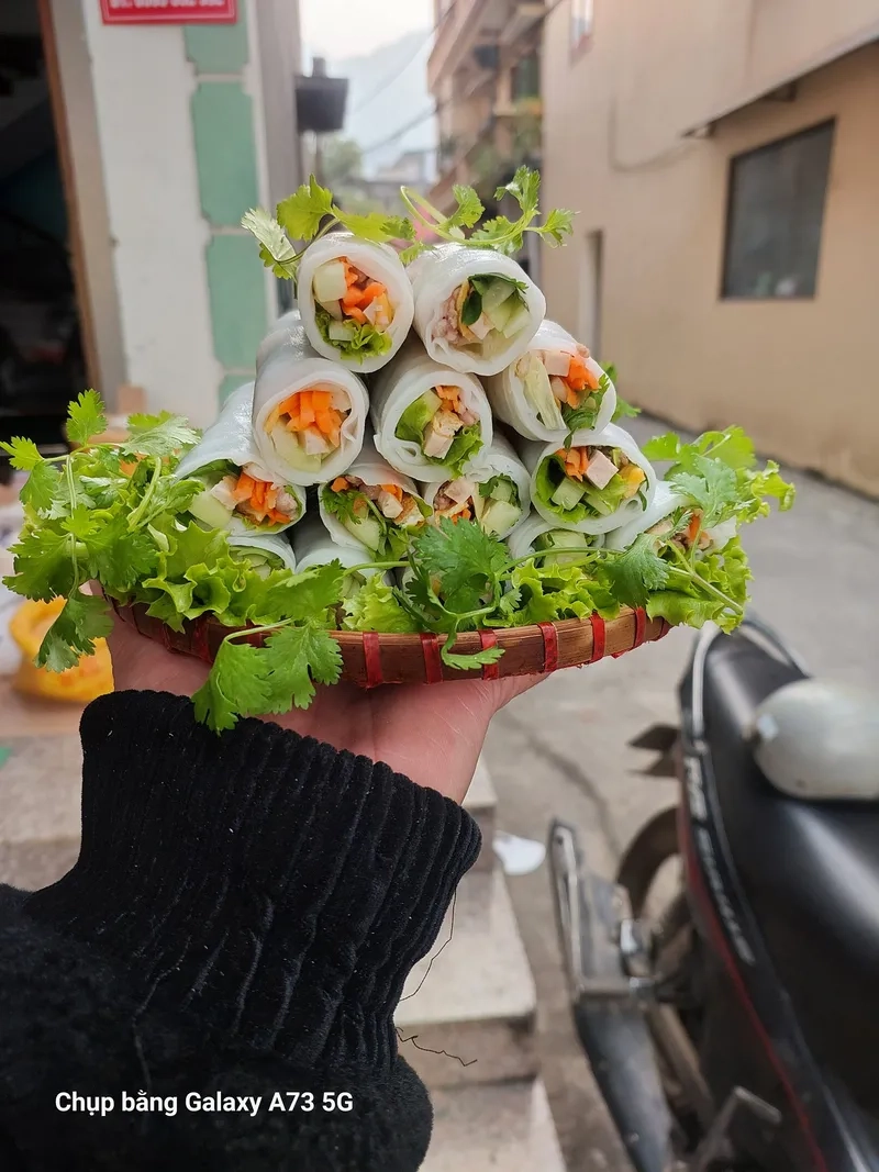 Bát mắm nêm chấm phở cuốn tỏi ớt