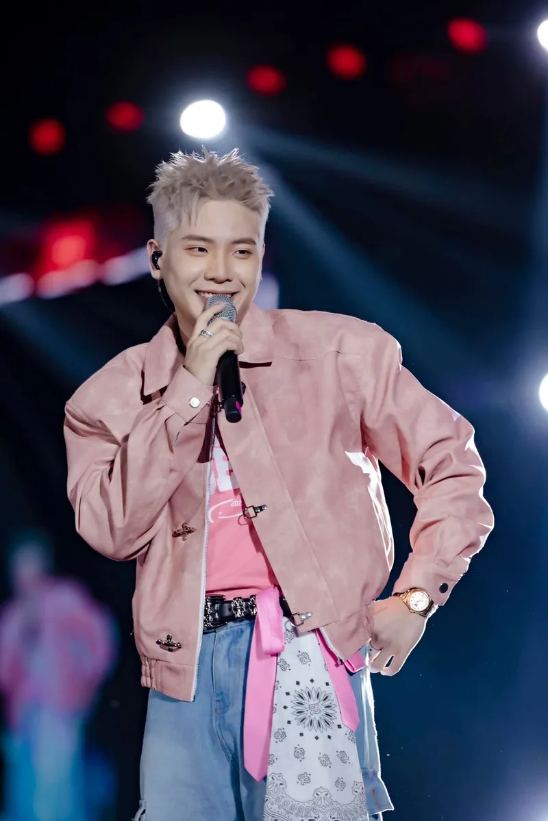 Ca sĩ Quân AP live khoe giọng trầm ấm