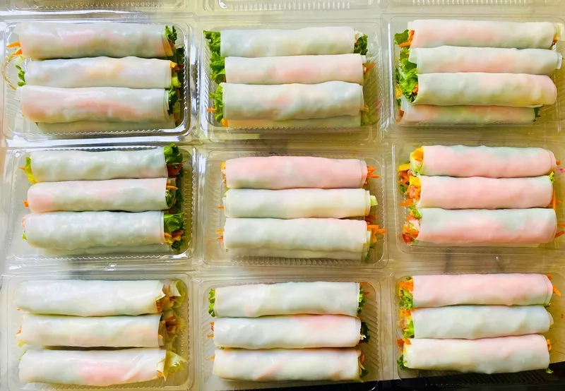 Đĩa phở cuốn thập cẩm nhiều màu sắc